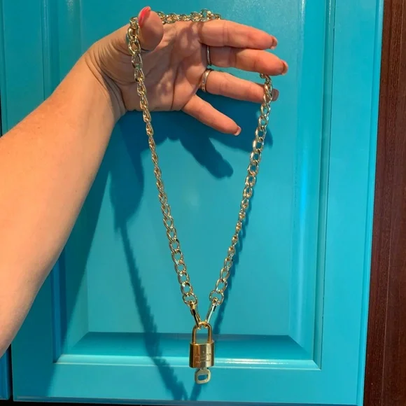 Authentic Louis Vuitton #303 lock and key with unbranded chain - Picture 8 of 8